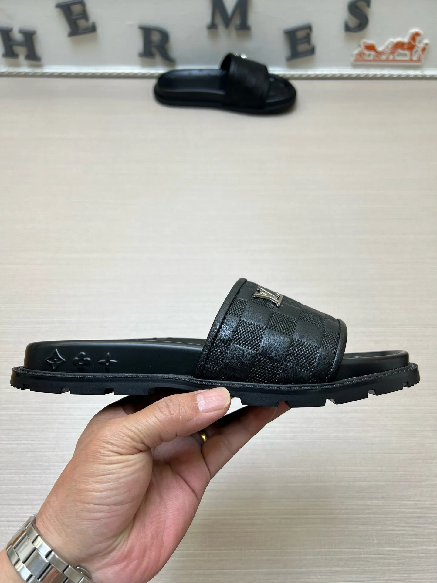 P270🏆Louis Vuitton 🏆[Louis Vuitton] Spring/Summer 2025 [Men's Flip Flops] 🎯🎯As an active family in the fashion industry ⭐ Lv is characterized by bold innovation ⚡Create this casual business style for Chinese fashionable men ✨The fabric is made of imported high-grade cowhide 🔥 Clean and neat ⚡Fashionable and elegant🌹Breathable, sweat-absorbent and deodorant👈So luxurious, high-end and domineering. 👍Must be sold if you repost the picture. Number of yards: 38--46. Color: 🎉 For large quantities. Welcome to repost.